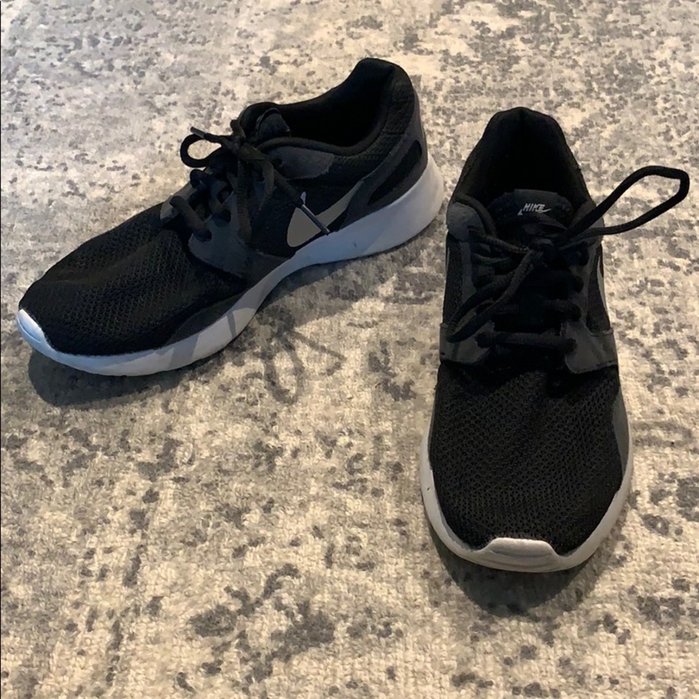 Black Nike fashion tennis shoes.